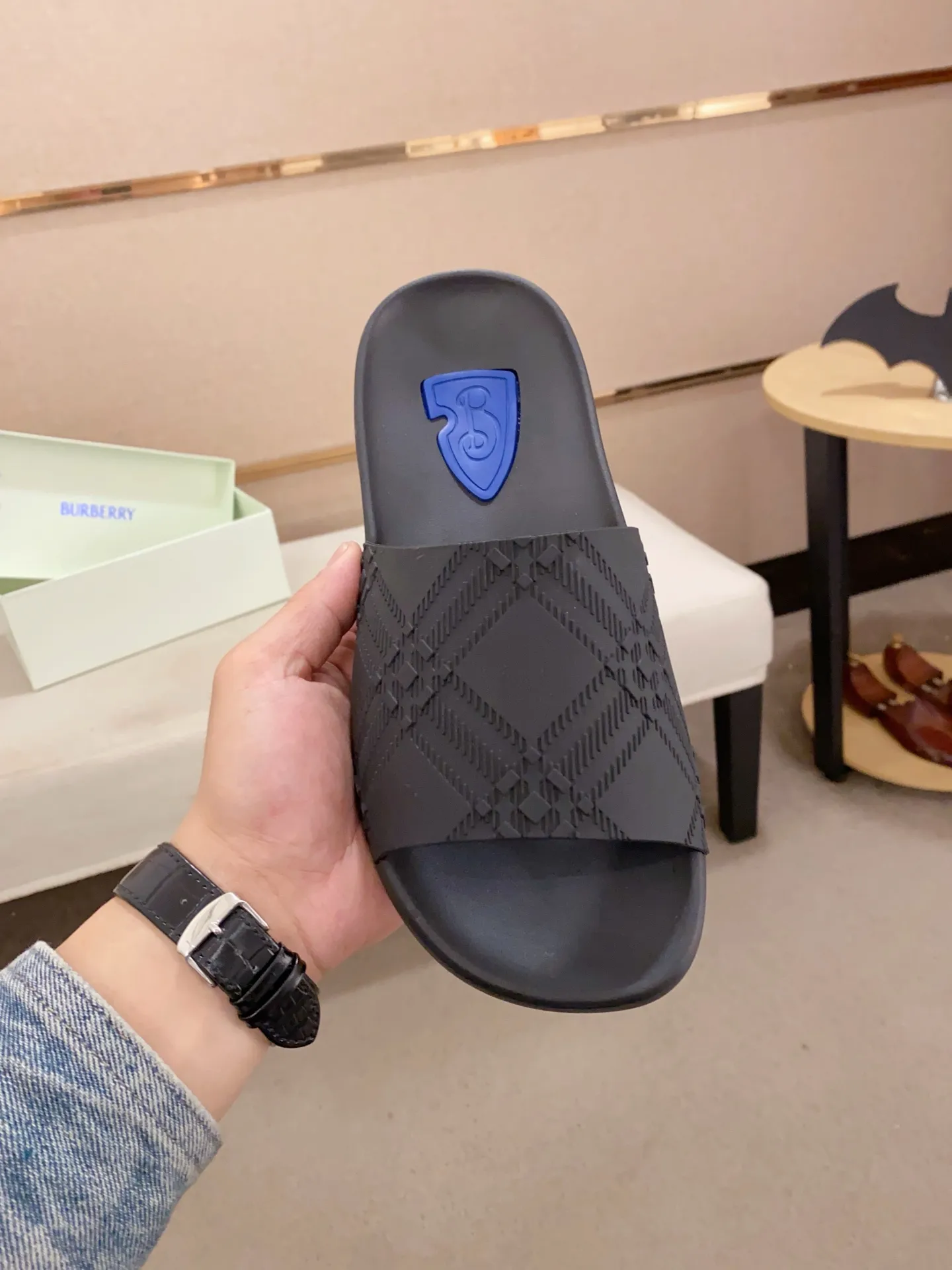 Men's shoes 💰: 320💰 [Burberry slippers] High-end men's shoes brand official website 1:1 latest masterpiece: original mold customization, the fabric is made of imported original rubber material, upgraded outsole, lighter and non-slip. The market's top quality, simple yet tasteful, a must-have for fashionistas, fashionable at your feet, full of confidence, the same style at the counter 👍The season of summer slippers is here. Code: 39-46